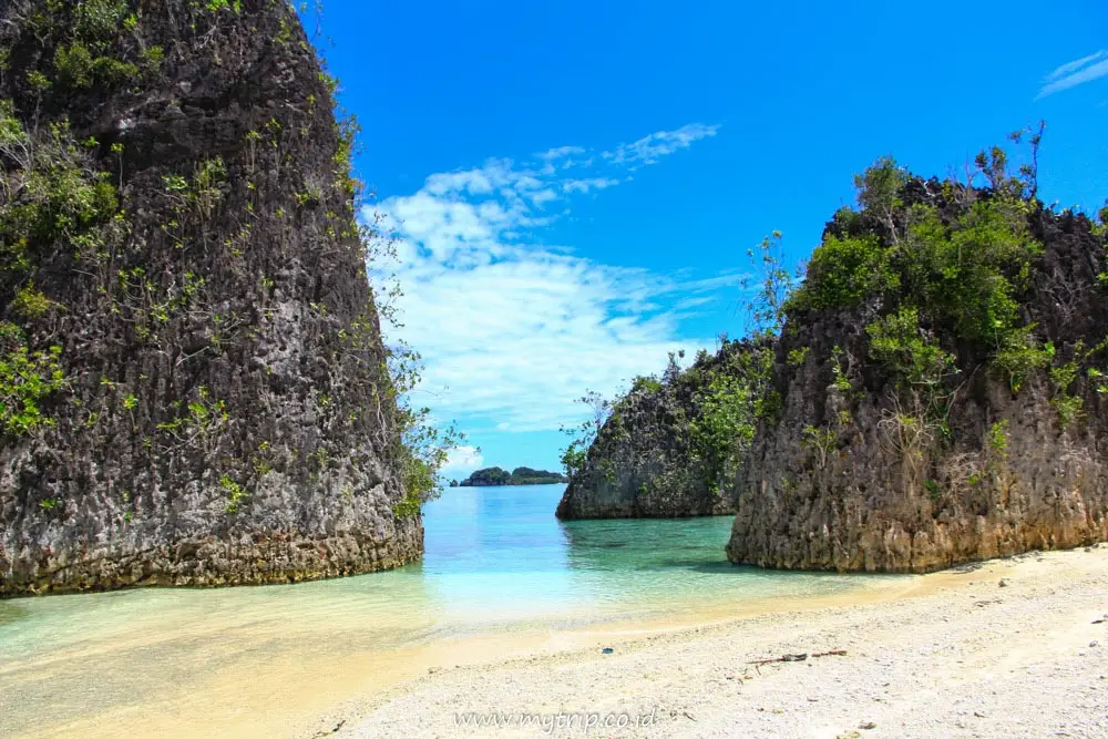 Hidden Beaches & Secluded Bays