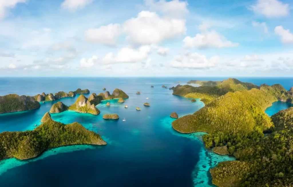 Komodo Yacht Charter Luxury 2026 — Complete Your Indonesia Ocean Journey in Raja Ampat