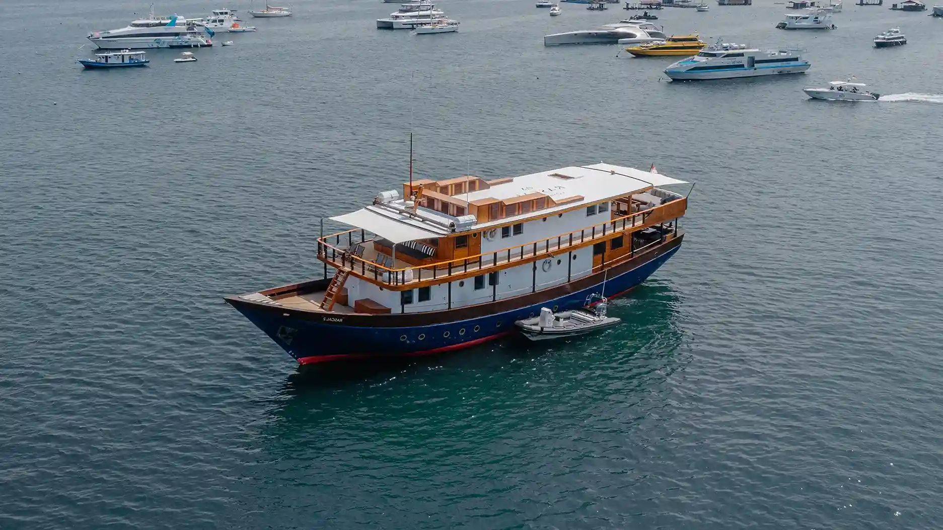 Private Speedboat vs. Phinisi for Short Trips